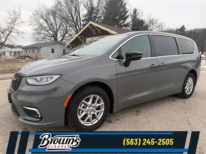 Used 2025 Chrysler Pacifica Select