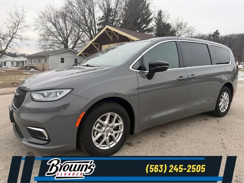 Used 2025 Chrysler Pacifica Select image 1