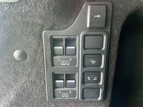 Certified 2025 Land Rover Discovery Dynamic SE AWD/4WD image 41
