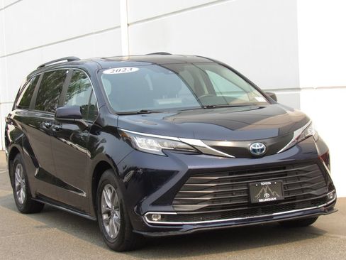 Used 2023 Toyota Sienna XLE w/ XLE Plus Package AWD/4WD image 2