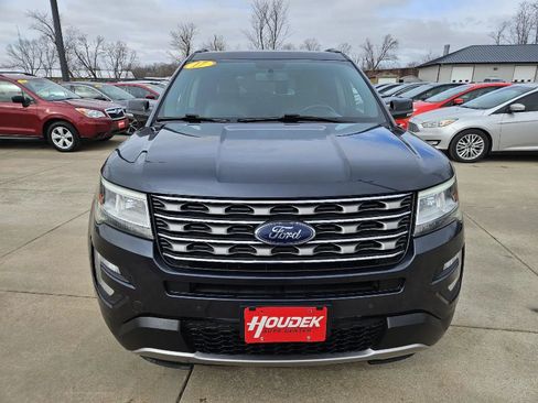 Used 2017 Ford Explorer XLT w/ Equipment Group 202A AWD/4WD image 2