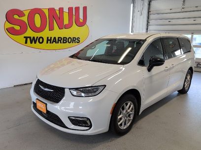 Used 2025 Chrysler Pacifica Select
