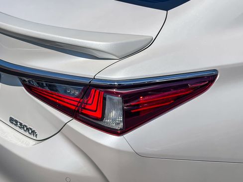 Used 2025 Lexus ES 300h w/ Premium Package FWD image 8