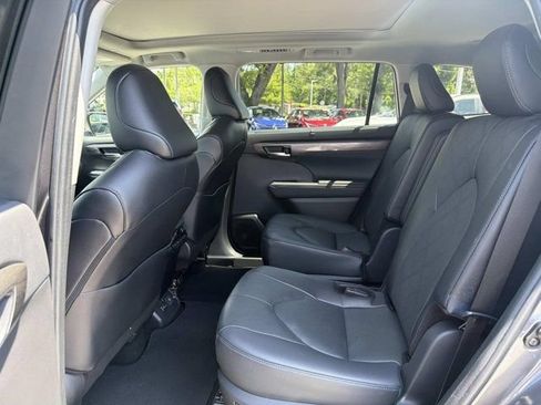 Certified 2024 Toyota Highlander Platinum FWD image 14