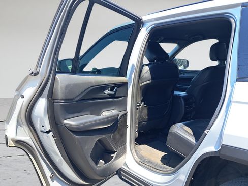 Used 2023 Jeep Grand Cherokee Altitude AWD/4WD image 11
