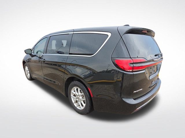 Used 2023 Chrysler Pacifica Touring-L FWD image 7