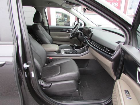 Used 2025 Kia Carnival image 9