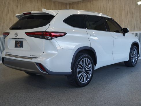 Used 2021 Toyota Highlander Platinum image 10