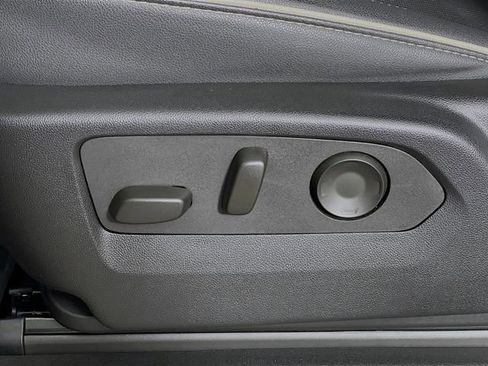 Used 2024 GMC Yukon XL SLT w/ SLT Luxury Package image 11