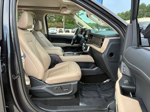 Used 2024 Ford Expedition Limited RWD image 16