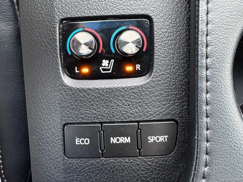 Used 2013 Toyota Avalon Limited w/ Technology Pkg FWD image 33