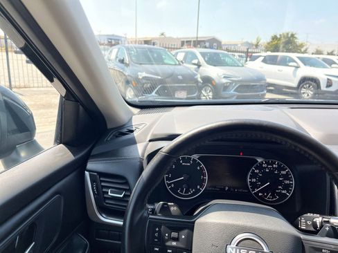Used 2025 Nissan Rogue SV FWD image 36