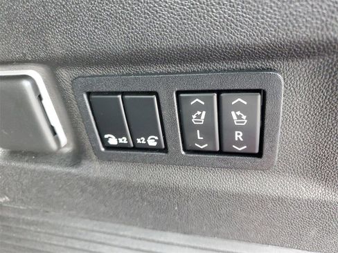 Used 2021 GMC Yukon XL SLT w/ SLT Premium Package image 34