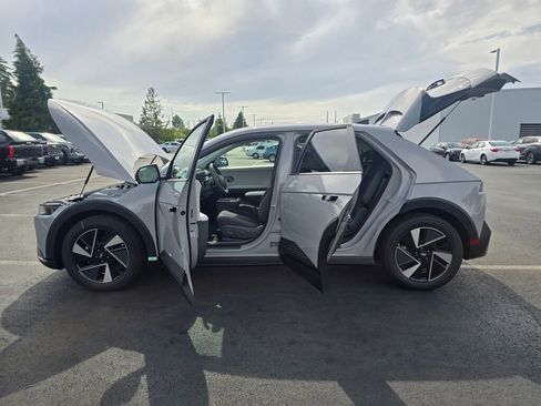 New 2025 Hyundai Ioniq 5 SE image 17