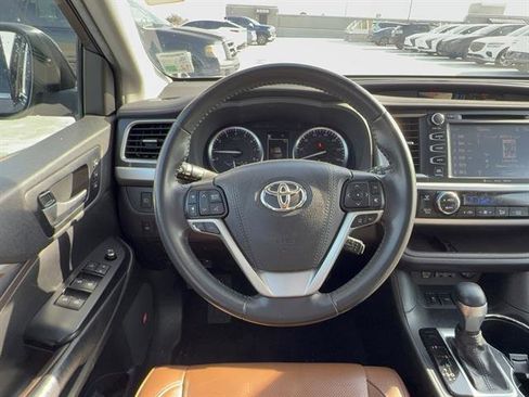Used 2019 Toyota Highlander Limited image 16