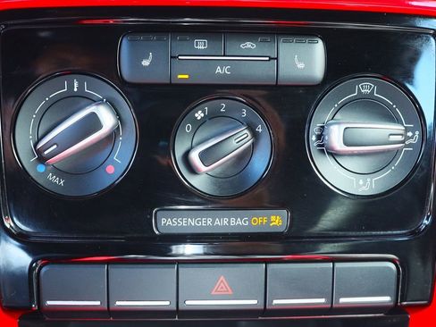 Used 2018 Volkswagen Beetle 2.0T SE image 45