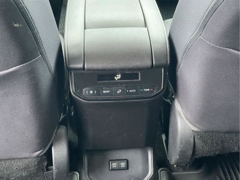 Used 2021 Toyota Highlander LE image 19