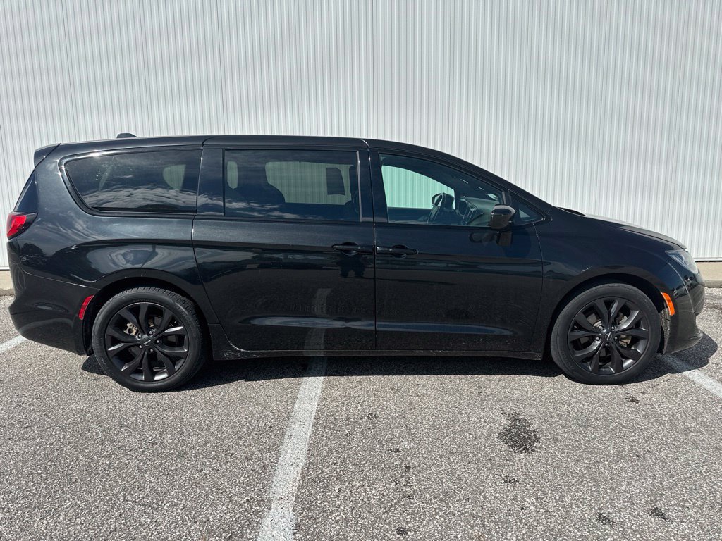 Used 2018 Chrysler Pacifica Touring Plus w/ S Appearance Package FWD image 9