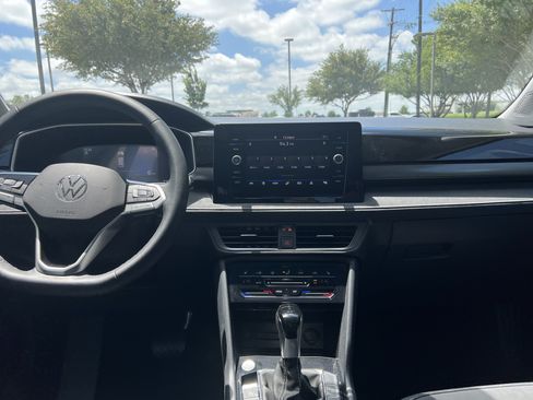 Certified 2025 Volkswagen Taos SE FWD image 26