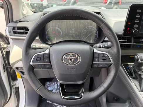 Used 2021 Toyota Sienna Limited FWD image 22