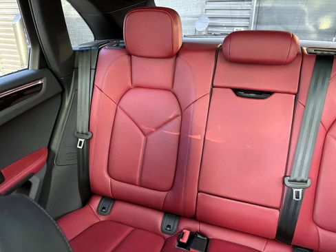 Certified 2025 Porsche Macan AWD/4WD image 38