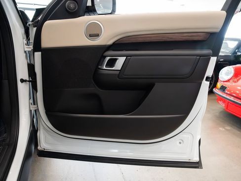 Used 2017 Land Rover Discovery HSE AWD/4WD image 26