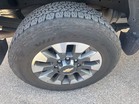 Used 2025 Chevrolet Silverado 2500 Custom w/ Custom Value Package image 9