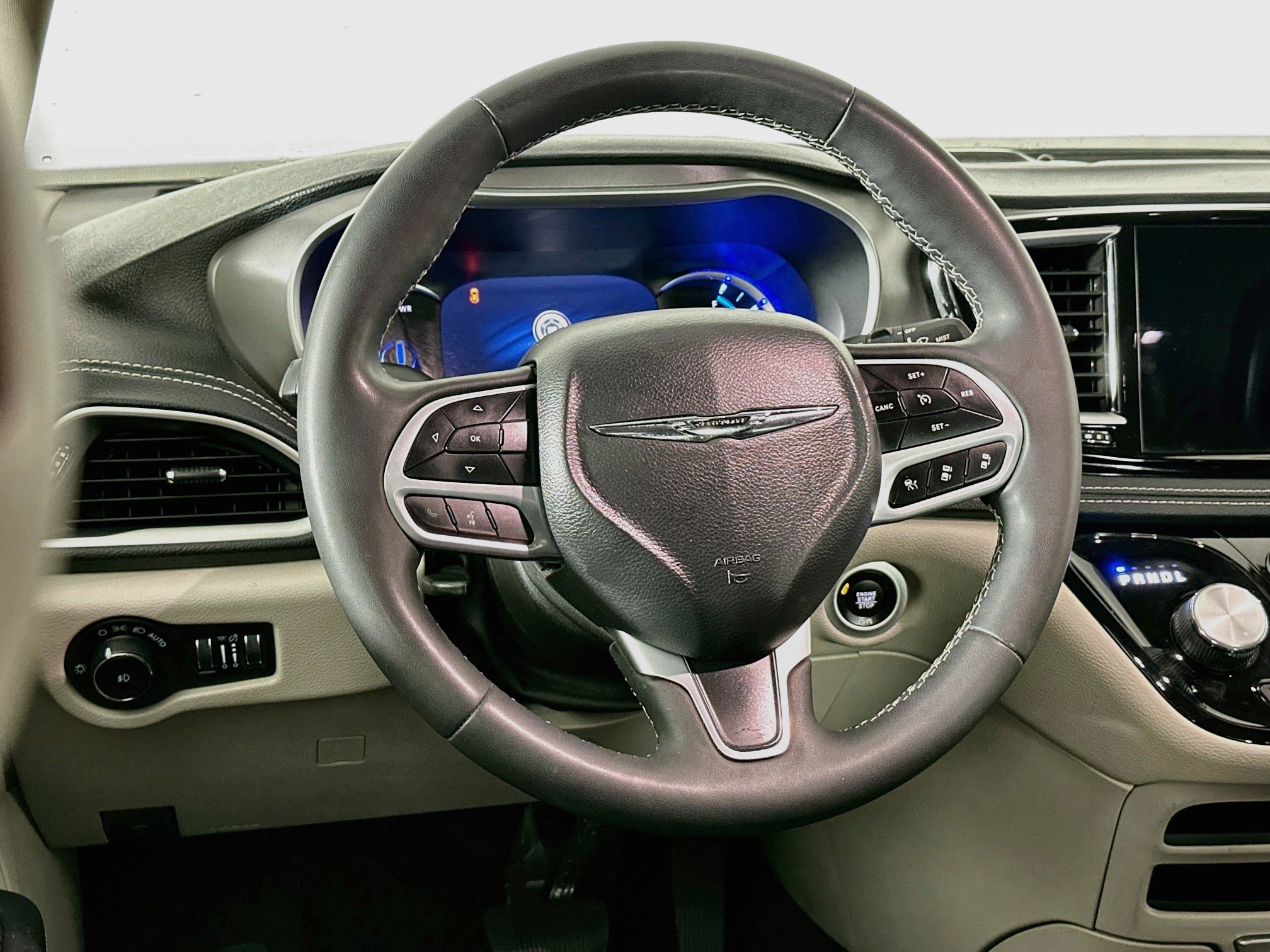 Used 2023 Chrysler Pacifica Touring-L FWD image 18