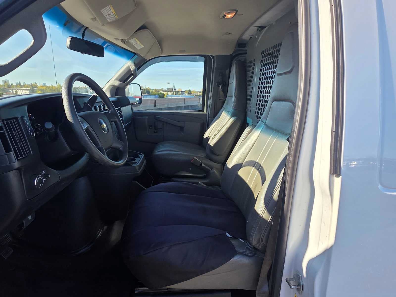 Used 2017 Chevrolet Express 3500 Extended RWD image 20