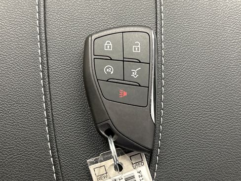 Used 2025 Chevrolet Traverse LT w/ Driver Confidence Package FWD image 24