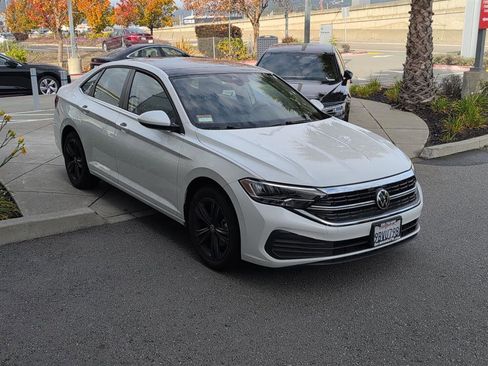Used 2022 Volkswagen Jetta SE w/ Panoramic Sunroof Package image 4