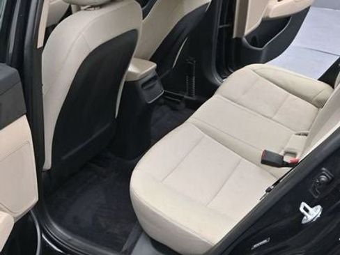 Used 2017 Hyundai Elantra SE image 16