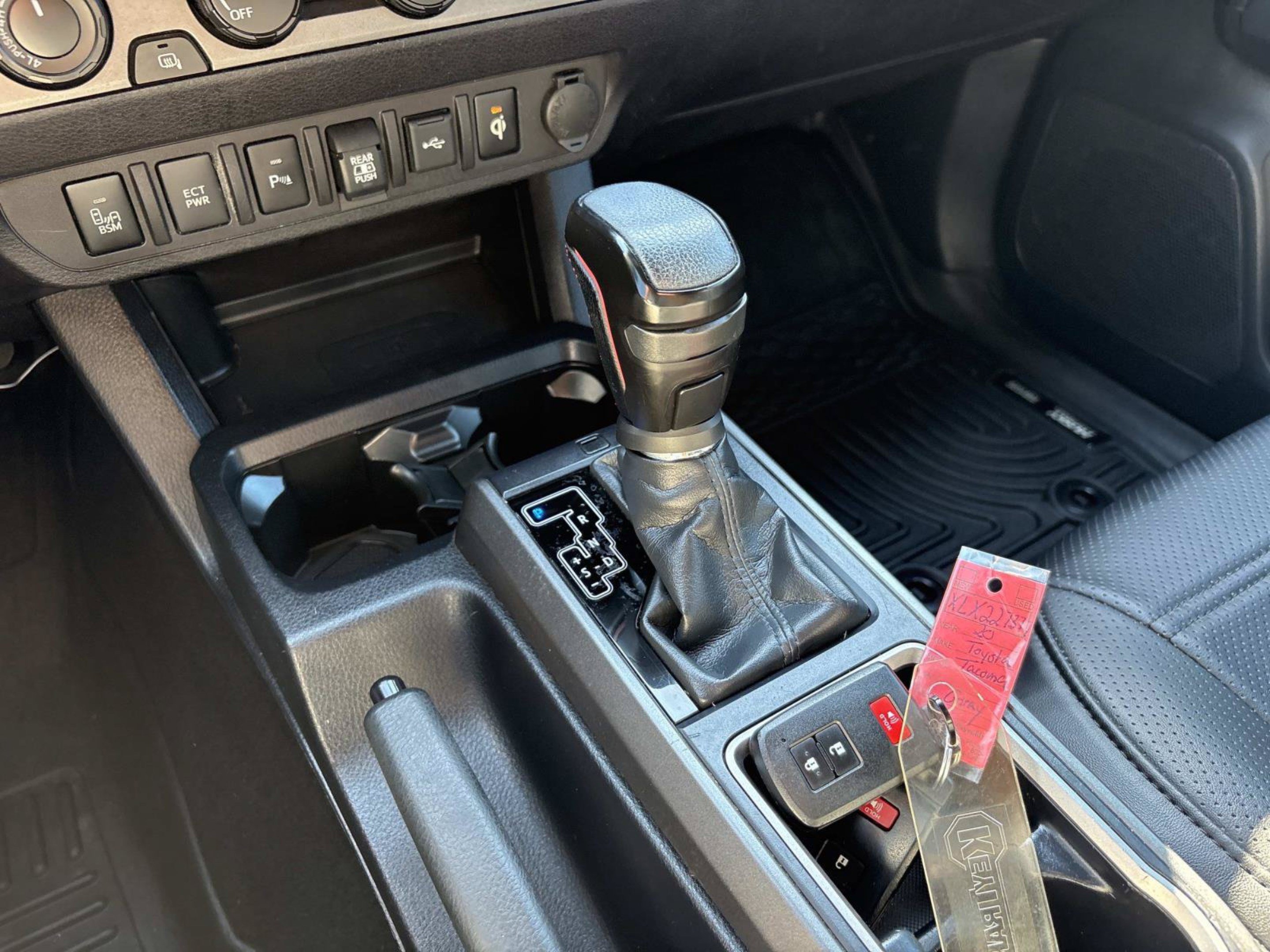 Used 2020 Toyota Tacoma TRD Off-Road w/ Technology Package AWD/4WD image 32