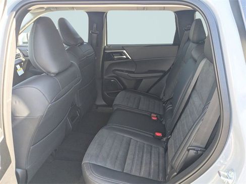 New 2026 Mitsubishi Outlander SE image 13
