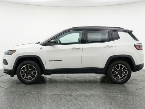Used 2025 Jeep Compass Trailhawk image 5