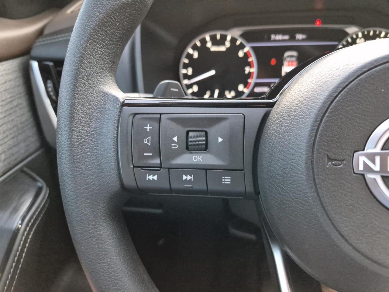 Used 2023 Nissan Rogue SV FWD image 17