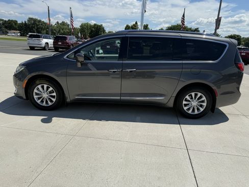 Used 2018 Chrysler Pacifica Touring-L Plus w/ Advanced Safetytec Group FWD image 4