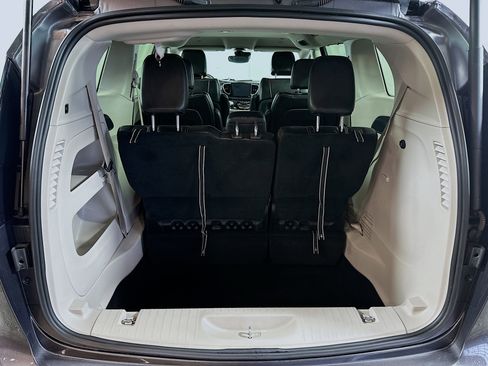 Used 2023 Chrysler Pacifica Touring-L image 24