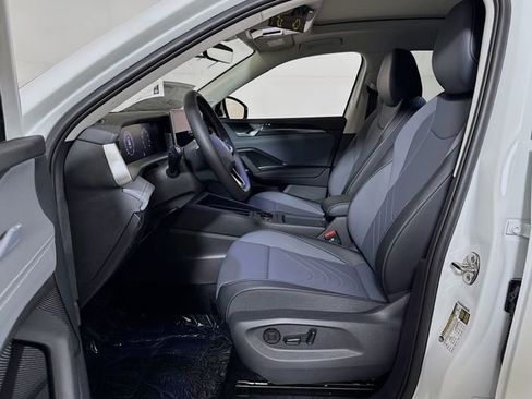 New 2026 Volkswagen Tiguan SE FWD image 11