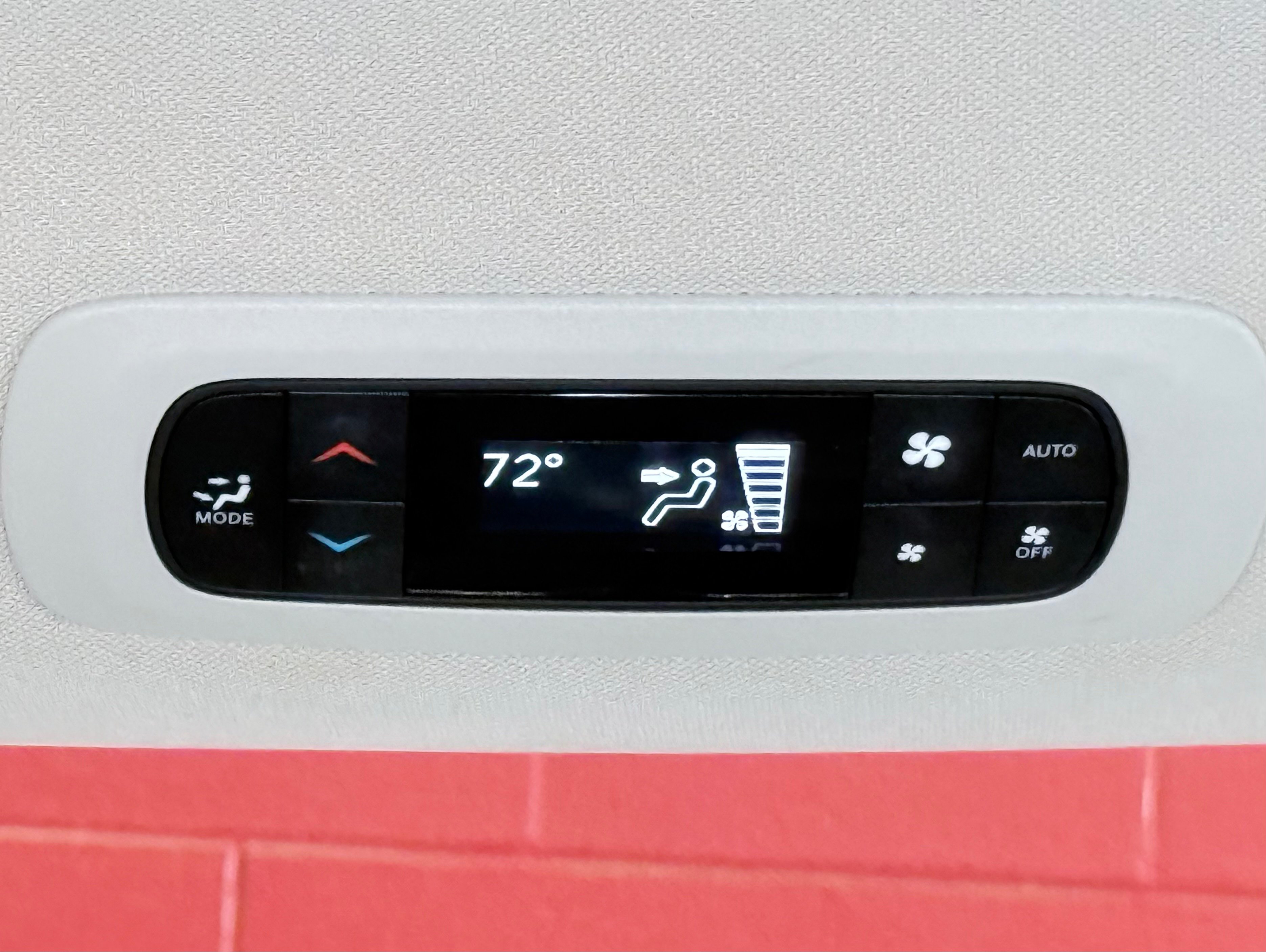 Used 2023 Chrysler Pacifica Touring-L FWD image 34