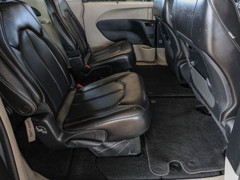 Used 2023 Chrysler Pacifica Touring-L FWD image 31