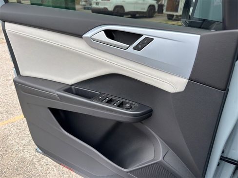 New 2026 Volkswagen Taos SE image 20