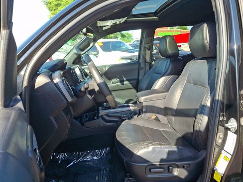Used 2022 Toyota Tacoma TRD Sport w/ TRD Premium Sport Package AWD/4WD image 13