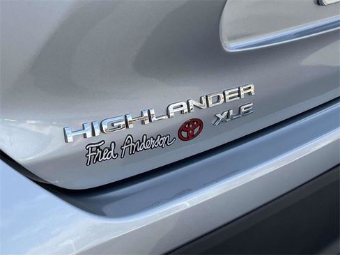 Used 2021 Toyota Highlander XLE image 11