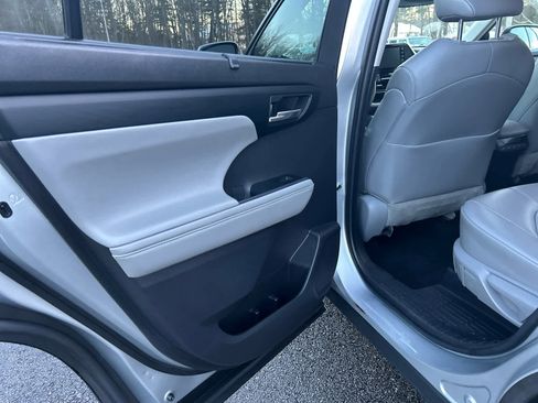 Used 2022 Toyota Highlander XLE image 35