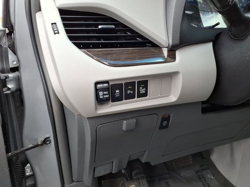 Certified 2017 Toyota Sienna XLE image 19