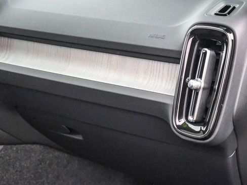 Certified 2025 Volvo XC40 B5 Core w/ Protection Package Premier image 19