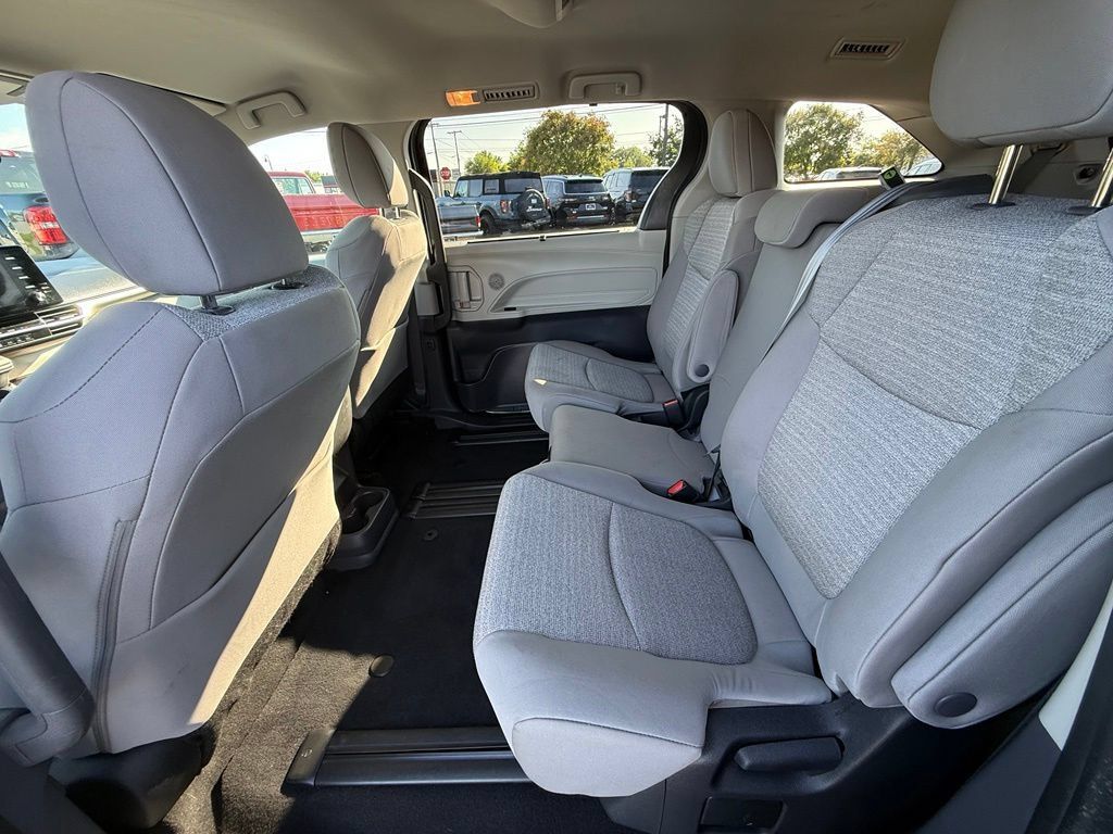 Used 2023 Toyota Sienna LE FWD image 7