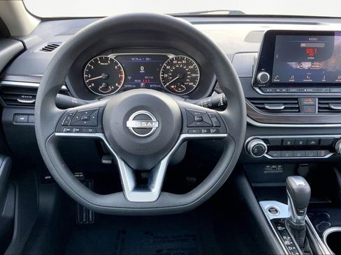 Used 2024 Nissan Altima 2.5 SV image 8