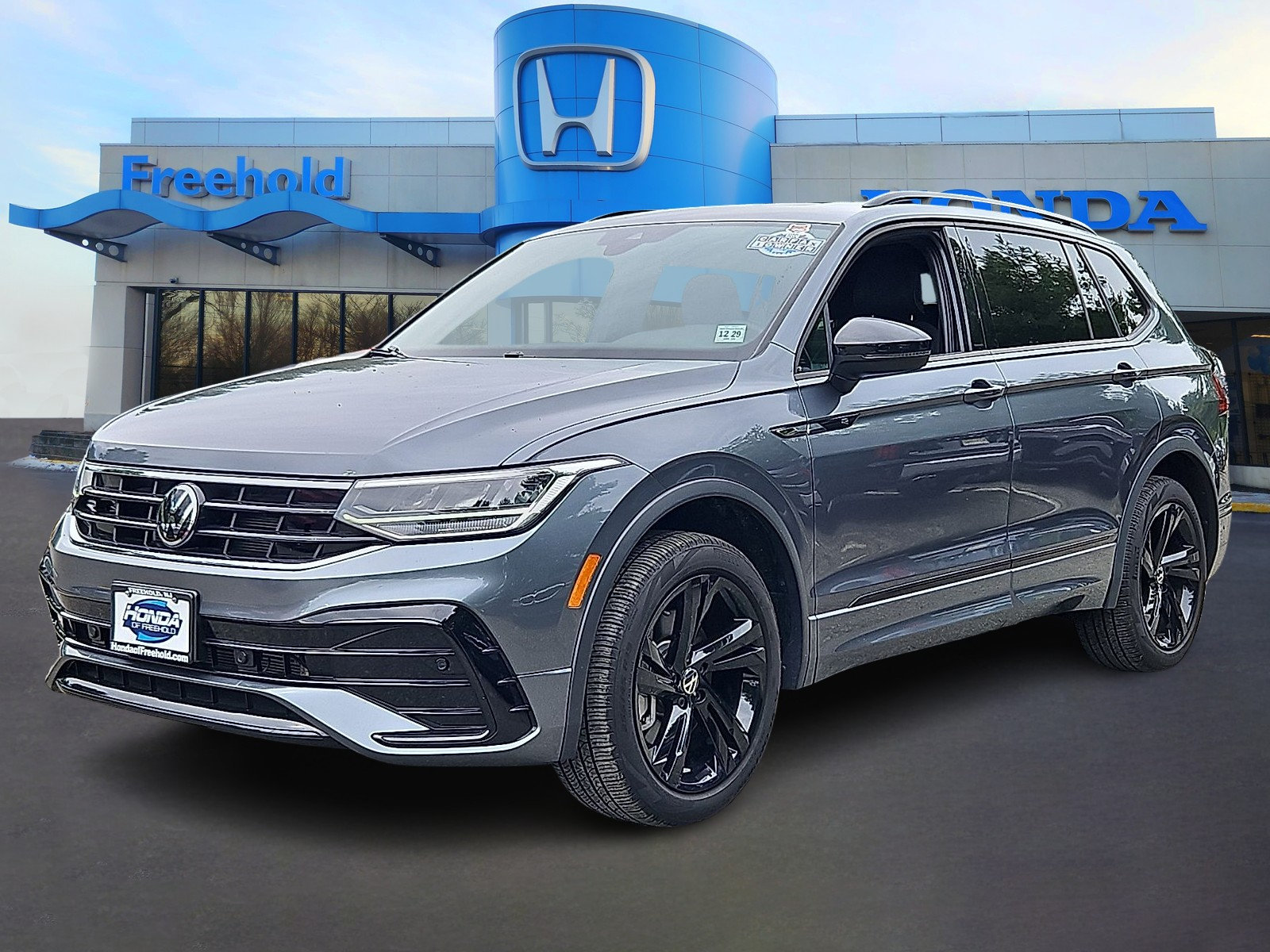 Used 2024 Volkswagen Tiguan SE R-Line AWD/4WD image 3